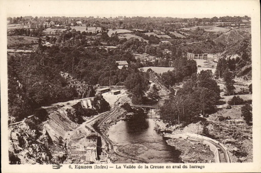 Eguzon (Indre) — Die Creuse-Tal unterhalb des Staudamms - Vorderseite