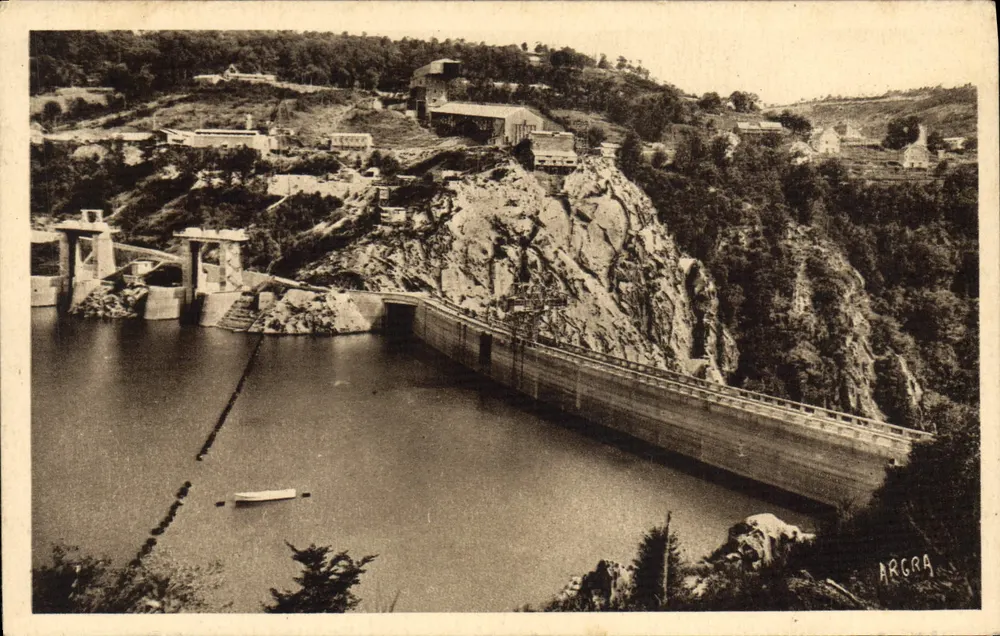 Staudamm von Sarrans — Tal der Truyère (Cantal) — ARGRA - Vorderseite