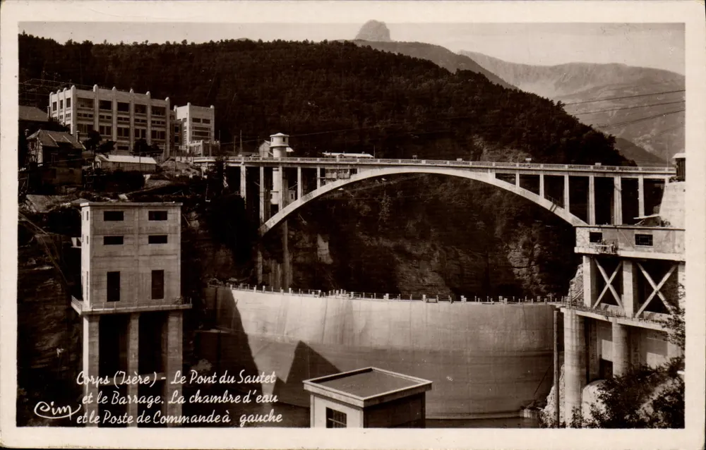 Corps (Isère) - Die Brücke und der Staudamm von Sautet. Das Wasserbecken und der Steuerposten links - Vorderseite