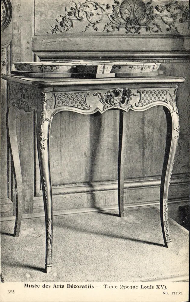 Museu dos Artes Decorativas — Mesa (época Luís XV) — ND. FOTO. n° 305 - Frente