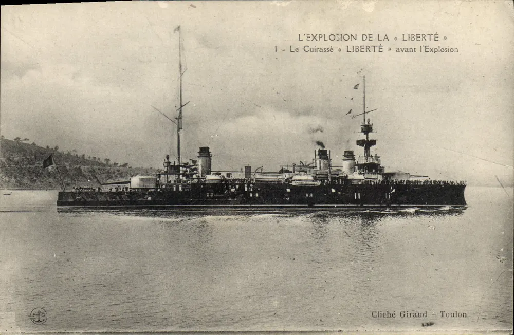 Die Explosion der « Liberté » — 1 - Das Schlachtschiff « Liberté » vor der Explosion — Cliché Giraud - Toulon - Vorderseite