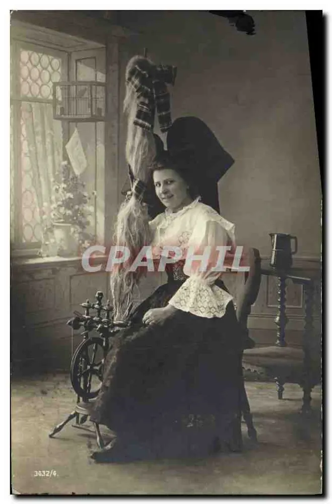 Kobieta w stroju tradycyjnym z warkoczem — fotografia — seria 3432/4 - Awers