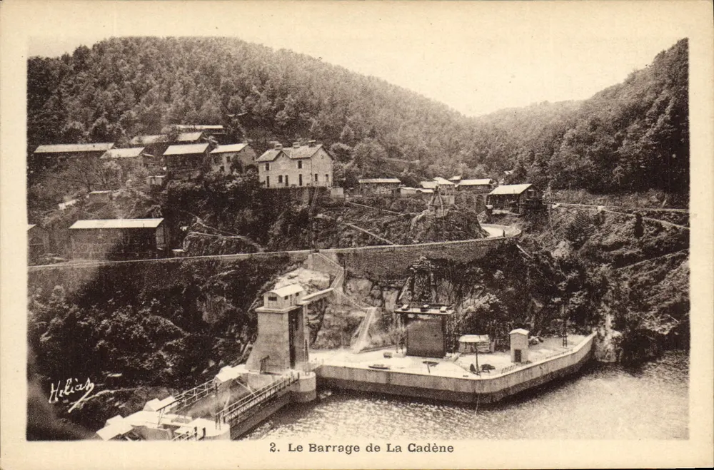 O Barragem de La Cadène — visão da barragem e dos edifícios circundantes — Photo Hélias, em Moustac (Cantal) - Frente