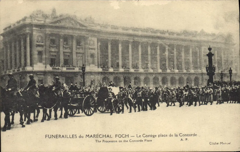 Trauerfeier des Marschalls Foch — Der Trauerzug auf der Place de la Concorde — Cliché Manuel - Vorderseite