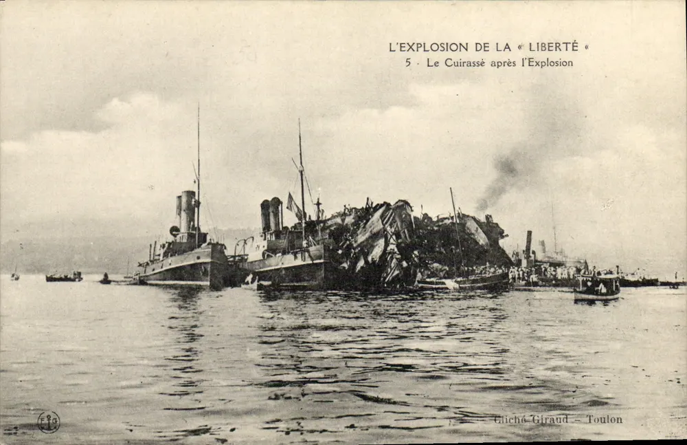 Die Explosion der « Liberté » — Das Panzerkreuzer nach der Explosion — Verlag Gliché-Giraud, Toulon, Nr. 5 - Vorderseite