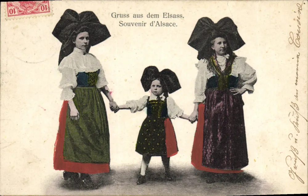 Duas mulheres e uma criança em traje alsaciano — Gruss aus dem Elsass. Souvenir d'Alsace. — editor não visível - Frente