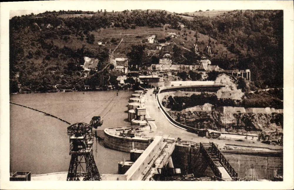 Génissiat — Gesamtblick, der See und der Staudamm (Laprade und Bourdeix, arch.) — Cie des Arts Photomécaniques, Verlag - Vorderseite