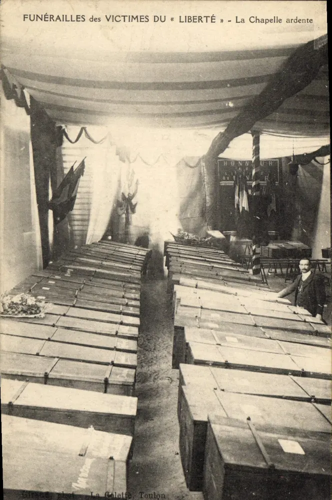 Trauerfeier der Opfer des « Liberté » — Die offene Kapelle — Girard phot. La Coletta, Toulon - Vorderseite