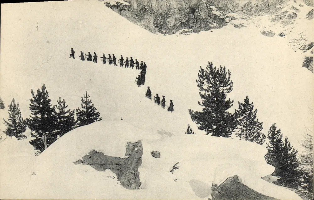 Gruppo di escursionisti su una montagna innevata — editore sconosciuto, numero di serie non visibile - Recto