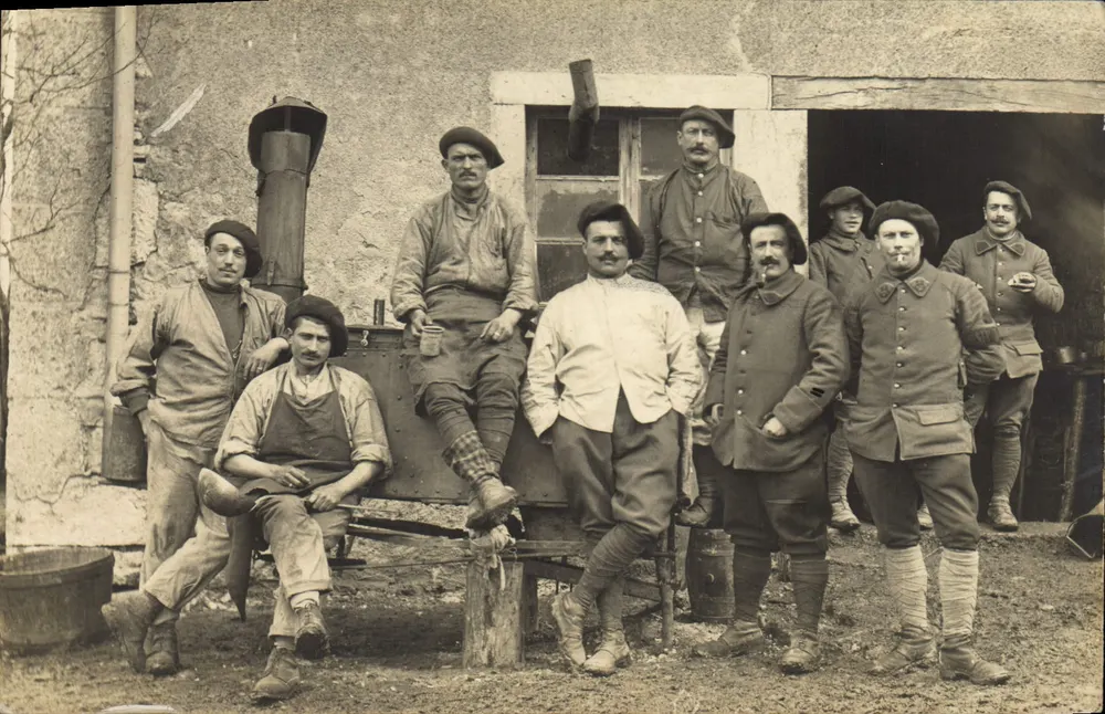 Gruppe von Soldaten und Arbeitern — 1914-1916 — B. Giraudon, Bassin - Paris - Vorderseite