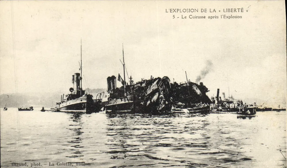 Die Explosion der « Liberté » — Das Schlachtschiff nach der Explosion — Giraud, phot. - La Colette, Toulon - Vorderseite