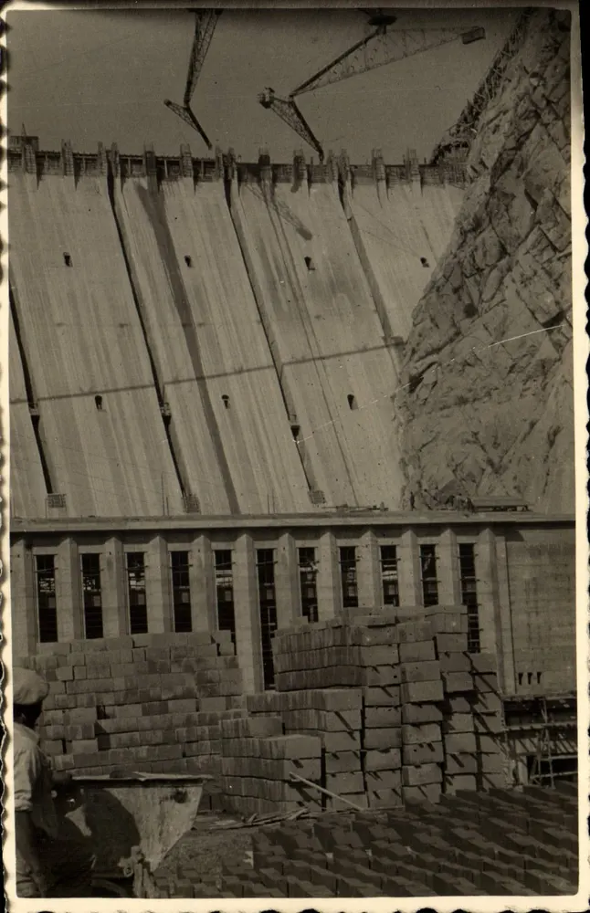 Barragem de Sarras — construção em andamento — editor não visível - Frente