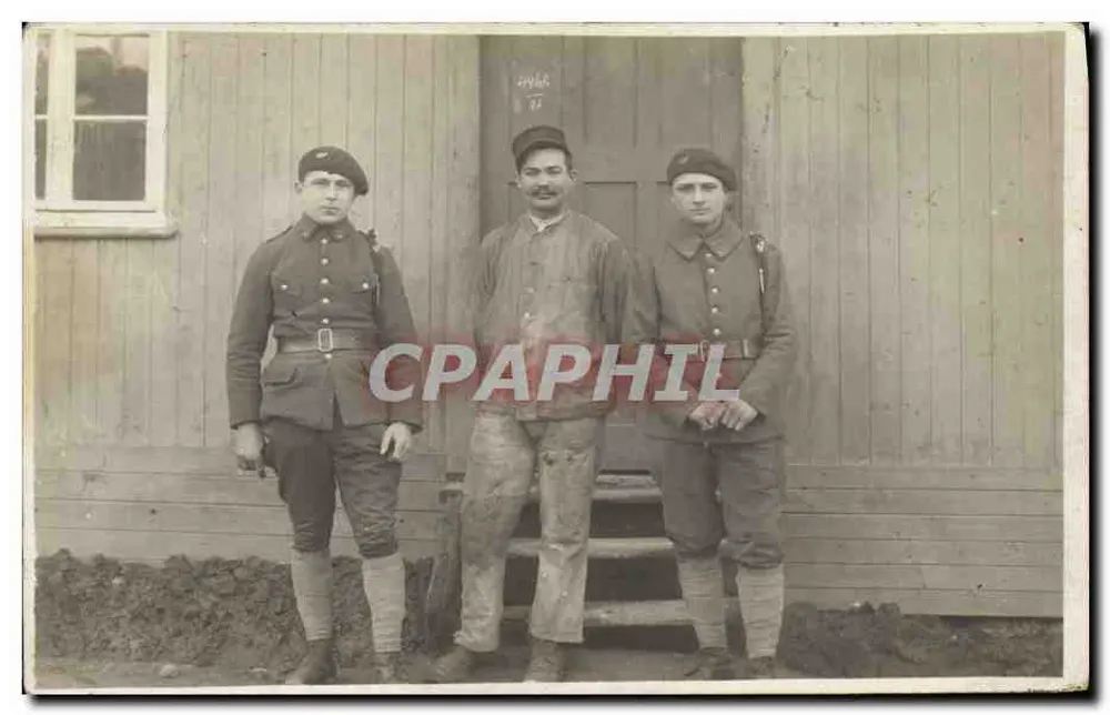 Drei Männer in Uniform — vor einer Holzhütte — kein Verlag oder Nummer sichtbar - Vorderseite