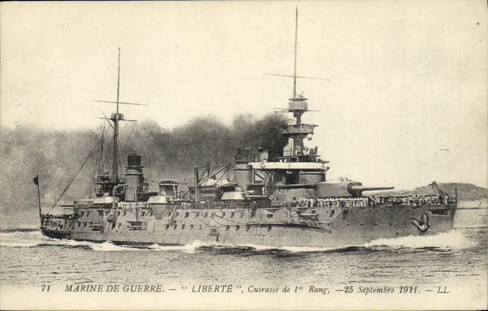Navio de guerra "Liberté" — encouraçado de 1º escalão — LL, 25 de setembro de 1911 - Frente