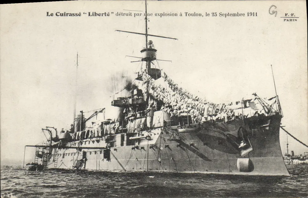 Der Panzerkreuzer "Liberté" zerstört durch eine Explosion in Toulon, 25. September 1914 — F.F. PARIS - Vorderseite