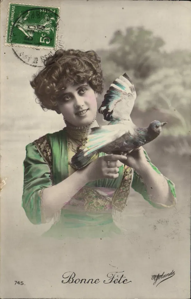 Jovem mulher segurando um pombo — Boa Festa — A. Polands, n° 745 - Frente