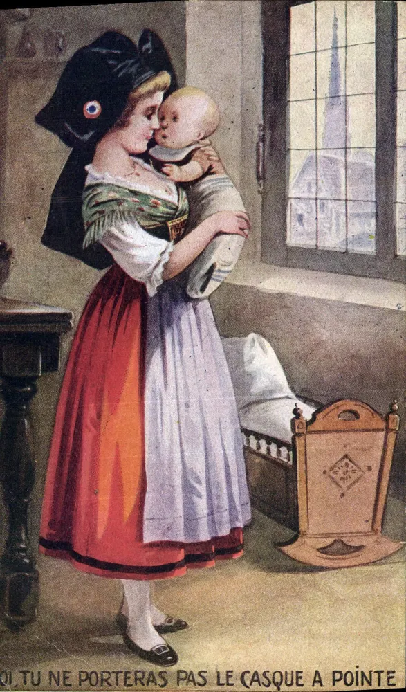 Femme en casque à pointe embrassant un bébé — scène intérieure avec berceau — Édition des Trois Confeurs, Paris - Vorderseite