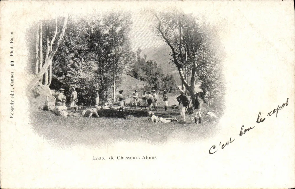 Bilhete postal antigo Haute de Chasseurs Alpins — Soldados em repouso em um cenário natural — Robaudy, Cannes, edição 13 - Frente