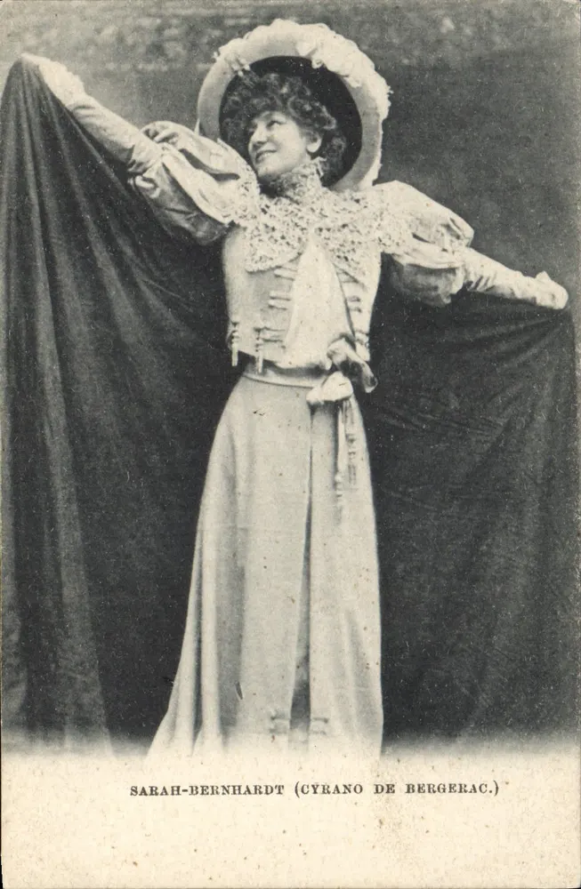 Sarah Bernhardt — in der Rolle von Cyrano de Bergerac — Verlag Cie des Arts - Vorderseite