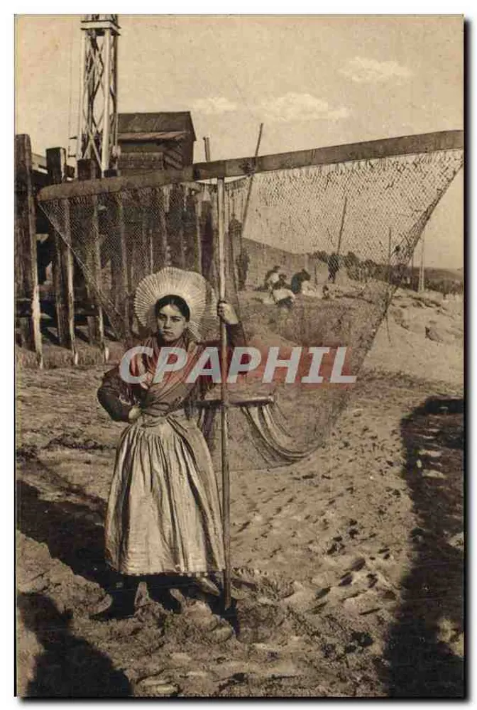Mulheres pescadoras — cena de trabalho em uma praia — Carte Postale de Luxe - Frente