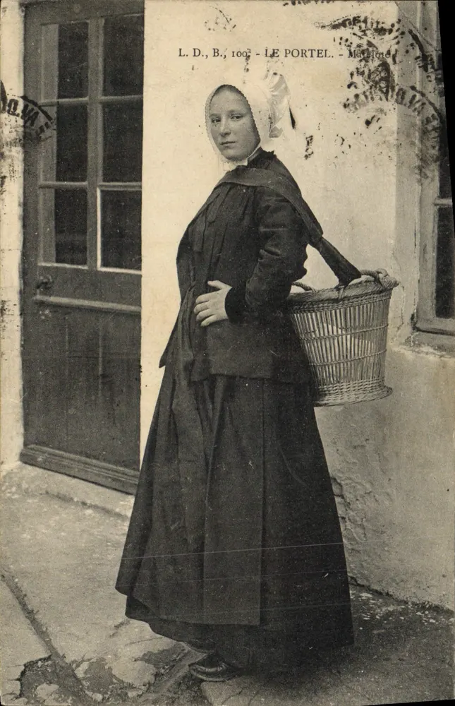 Mulher em traje tradicional em Le Portel — Maritaine — L. D., B., 1002 - Frente