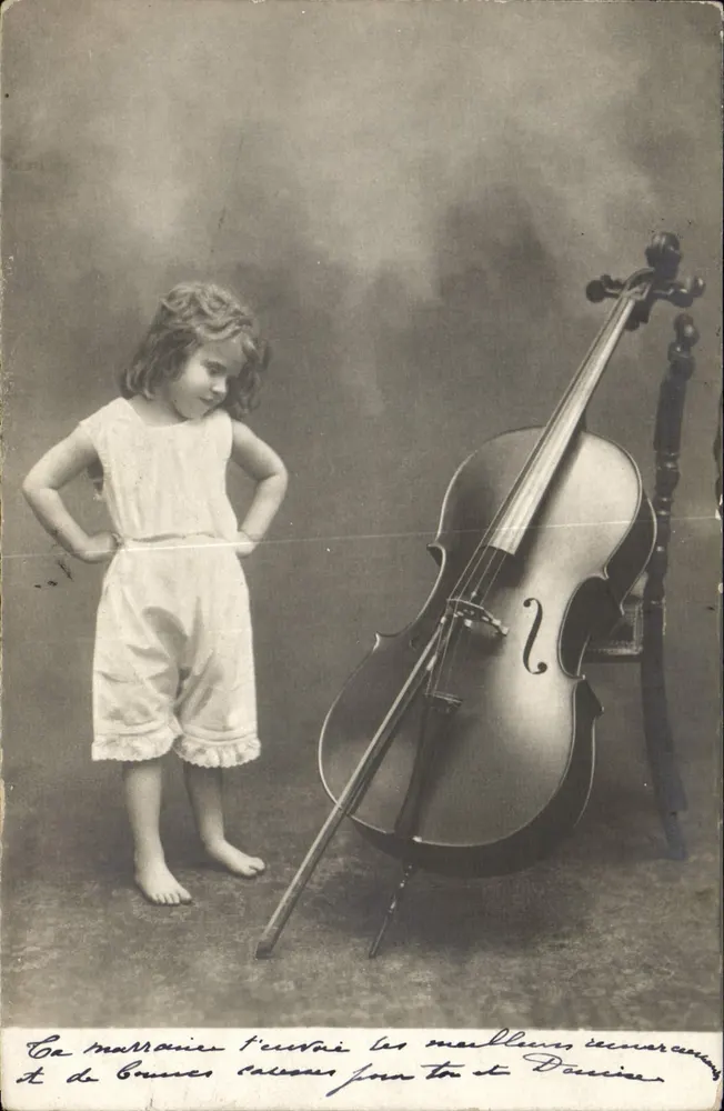Menina pequena e violoncelo — estúdio fotográfico — série 1579, n°2 - Frente