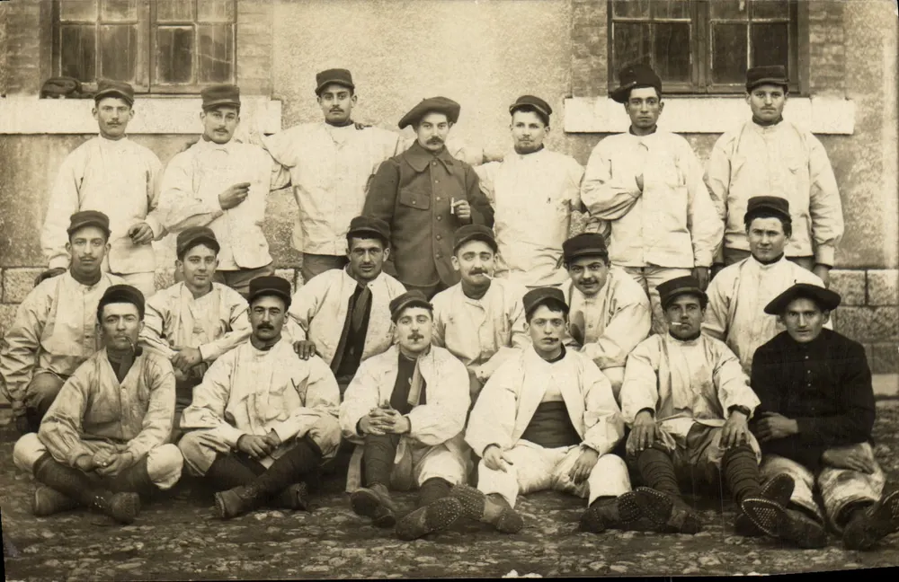 Sportmannschaft — Gruppe von Spielern und ein Mann in Uniform — Verlag C.M. - Vorderseite