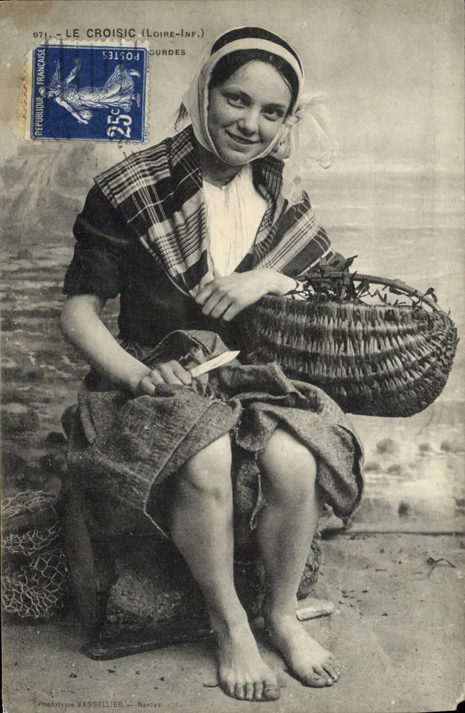Femme locale à Le Croisic (Loire-Inf.) — photographie de la phototypie Vasseiller, Nantes, n° 671 - Frente