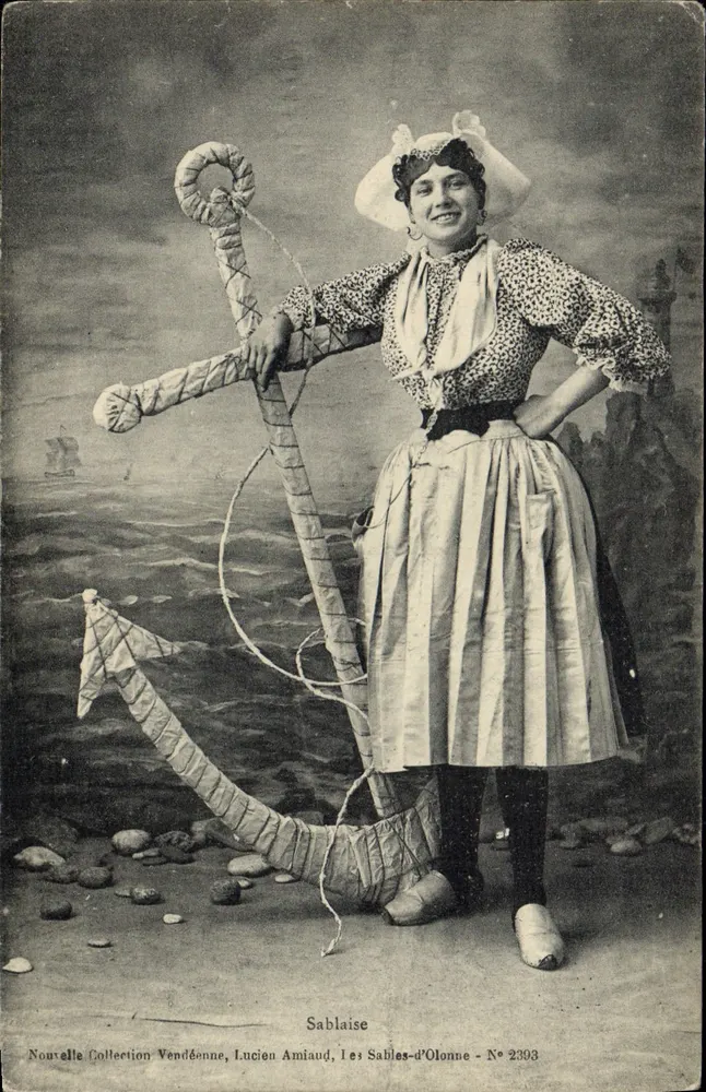 Sablaïse — mulher em traje tradicional — Lucien Amiaud, Les Sables-d'Olonne - N° 2393 - Frente
