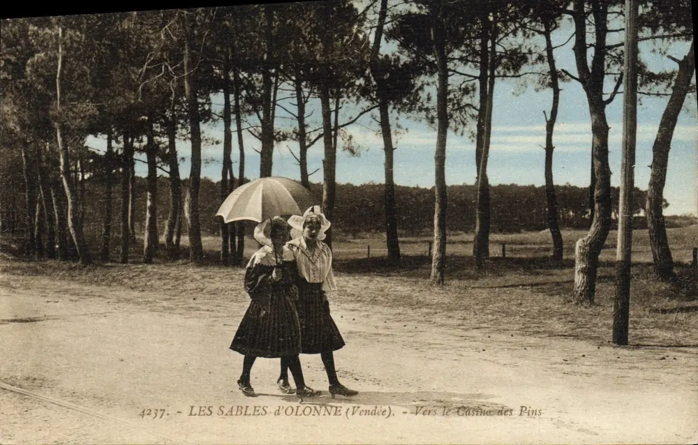 Les Sables-d'Olonne (Vendée) — Hacia el Casino de los Pinos — editor It. Borquicia, n° 4237 - Anverso