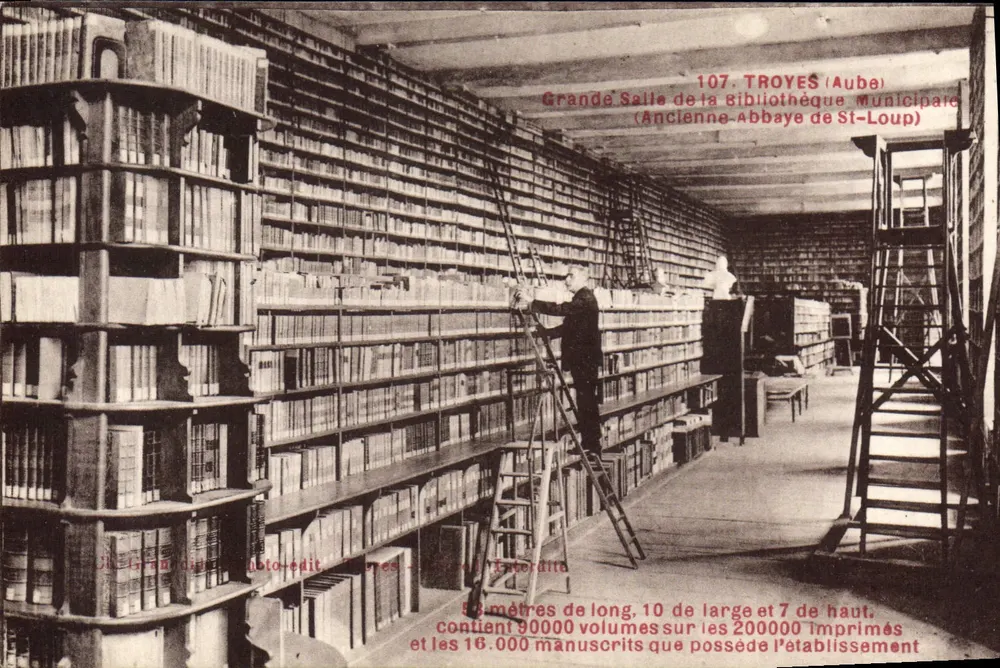 Troyes (Aube) — Große Halle der Stadtbibliothek (Ehemalige Abtei St-Loup) — Grandindis Photo-Edit, Troyes - Vorderseite