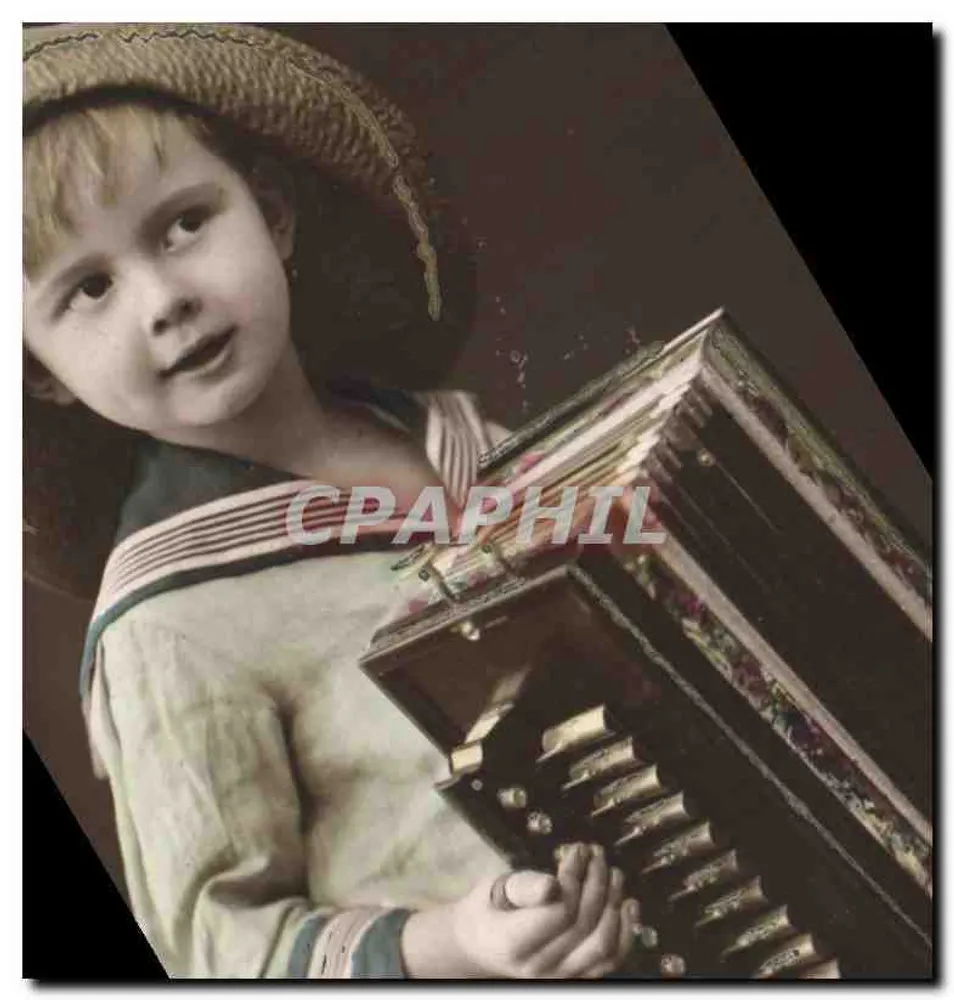 Enfant en costume marin — jouant d'un accordéon décoré — éditeur non visible - Awers
