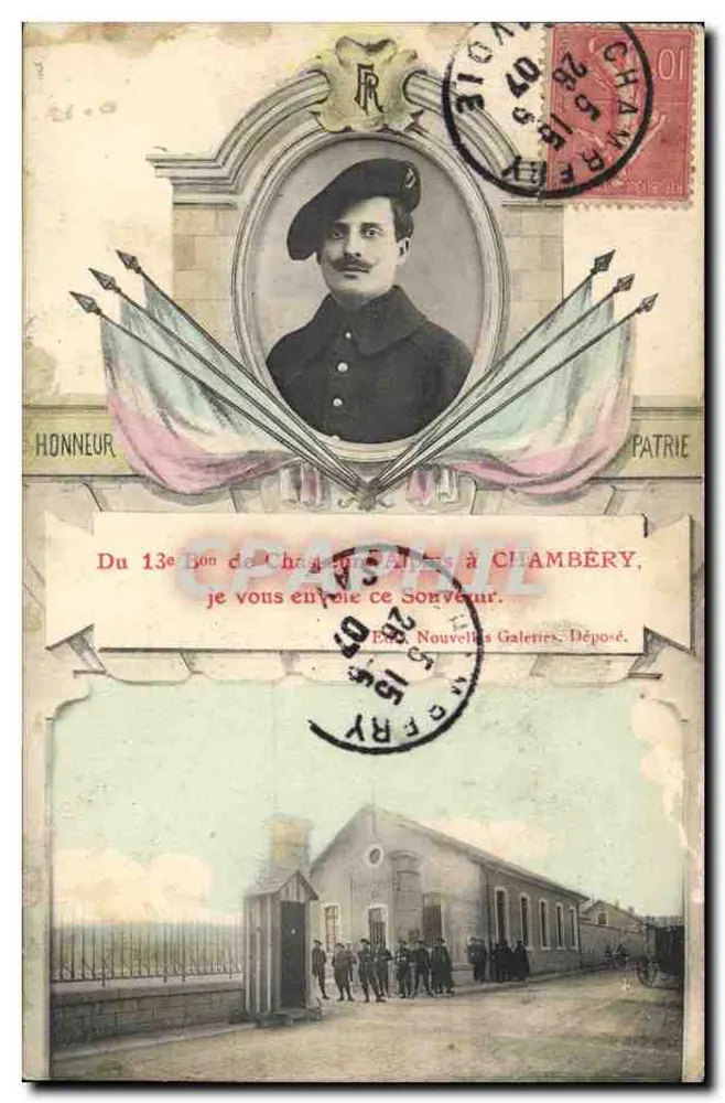 Soldat du 13e Bataillon de Chambéry — Souvenir militaire avec portrait et scène de gendarmerie — Éditeur : E. Nouvelles Galeries, Chambéry - Vorderseite