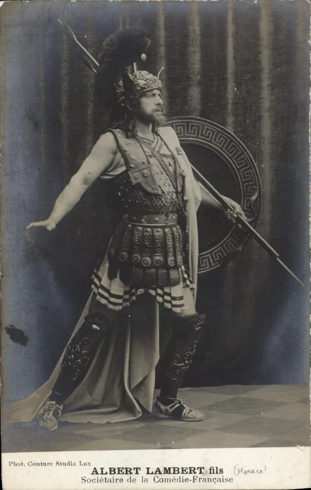 Albert Lambert fils — Schauspieler in griechischem Kriegerkostüm — Fot. Couture Studia Lux - Vorderseite