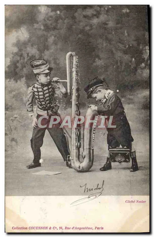 Dois crianças em traje de músico — com tuba — Coleção COUESNON & Cie, 94, Rue d'Angoulême, Paris - Frente