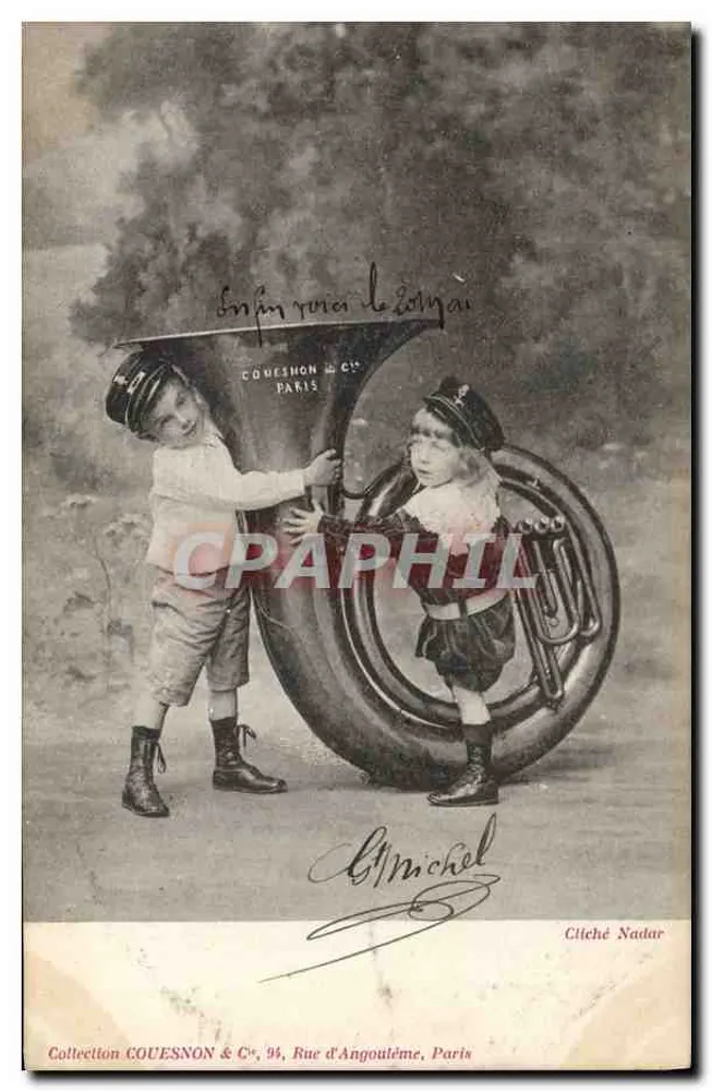 Dois crianças em uniforme brincando com um tuba — C. OUESNON & Cie, Paris - Frente