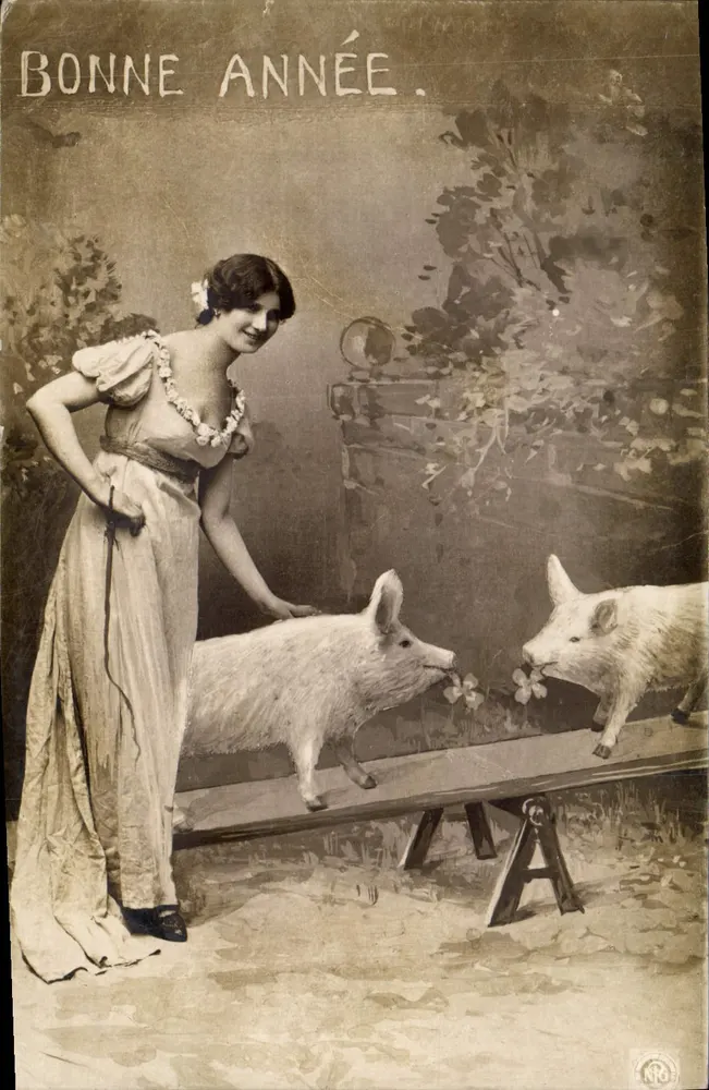 Frau mit zwei Schweinen auf einer Waage — Frohes Neues Jahr — Oranotypic Gesetzlich Gesellschaft 1904 - Vorderseite