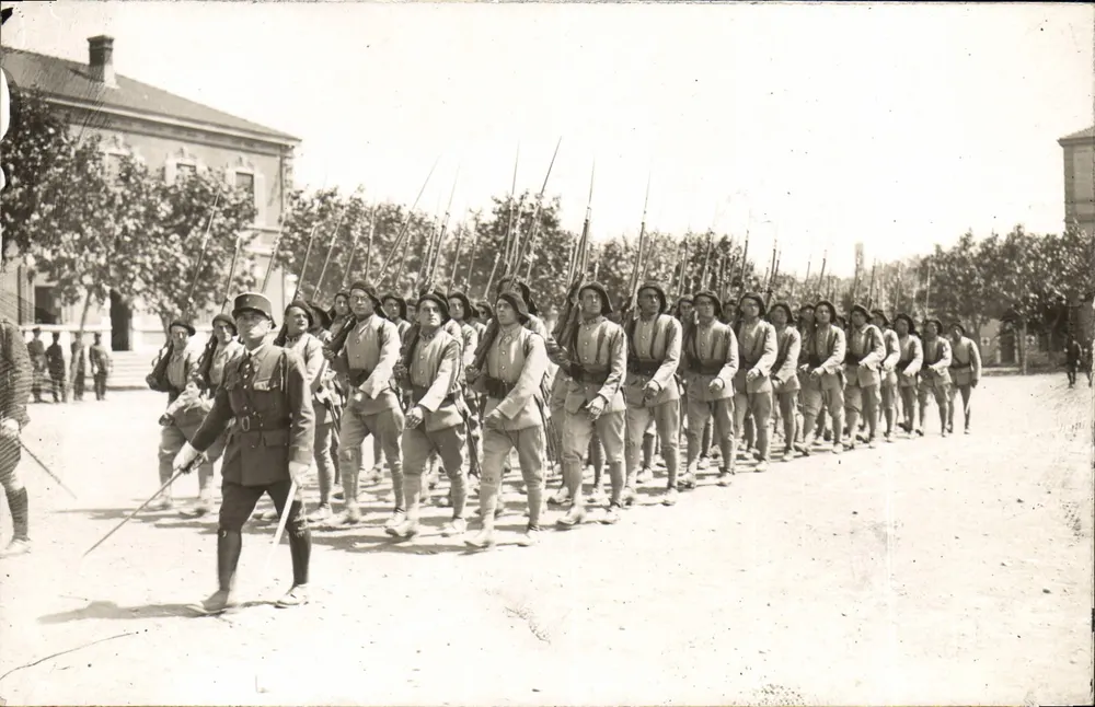 Soldaten in Formation — militärische Parade - Vorderseite
