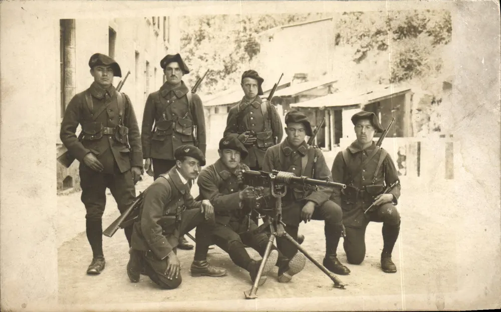 Soldaten in Uniform — Gruppe mit Maschinengewehr — Seriennummer nicht sichtbar - Vorderseite