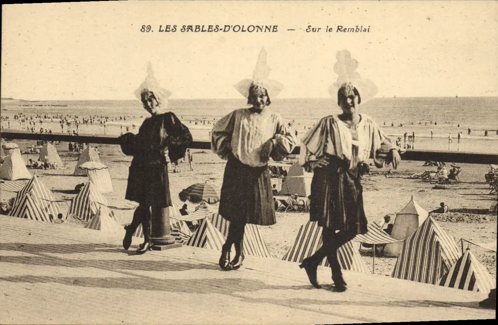 Les Sables-d'Olonne — Sobre o Remblai - Frente