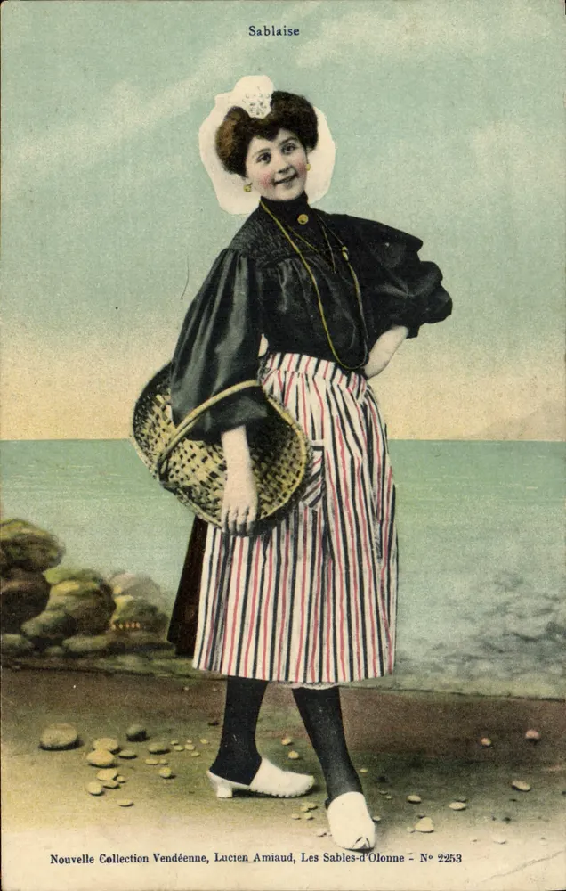 Sablaïse — mulher em traje tradicional — Lucien Amiaud, Les Sables-d'Olonne - N° 2253 - Frente