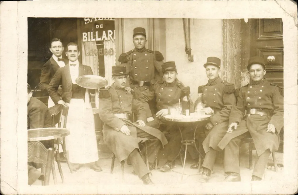Groupe de militaires et serveur devant la Salle de Billario — éditeur non visible, n° de série non lisible - Vorderseite