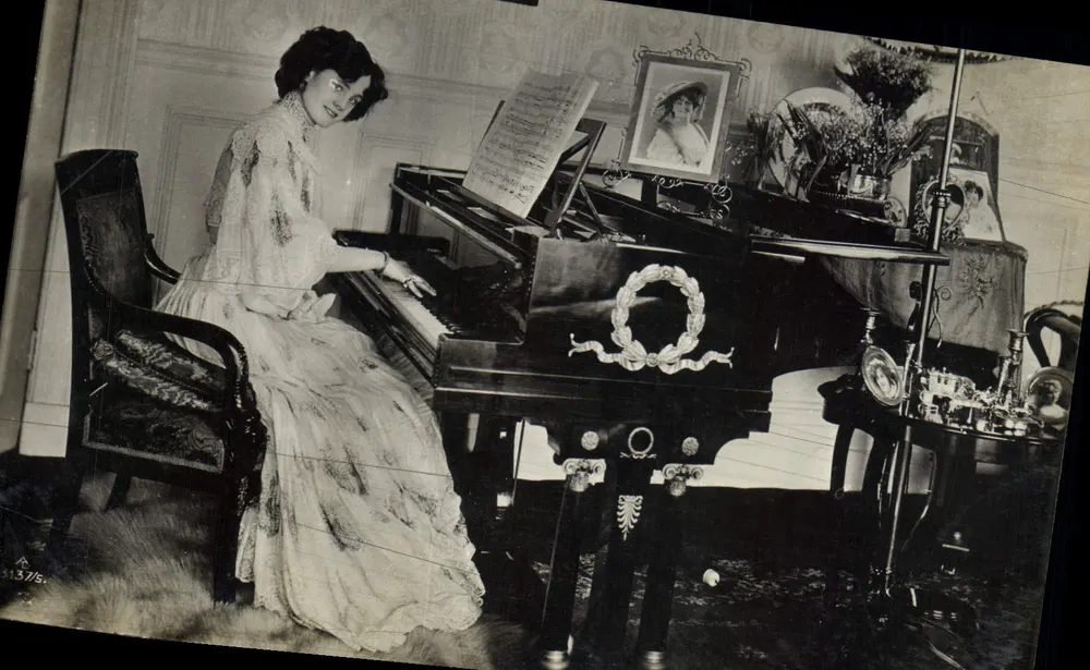 Mujer al piano — interior elegante — editor desconocido, número de serie no visible - Anverso