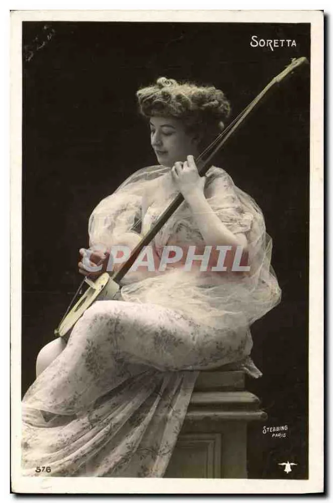 Soreetta — musicienne jouant du violoncelle — Stebbing Paris n°576 - Frente