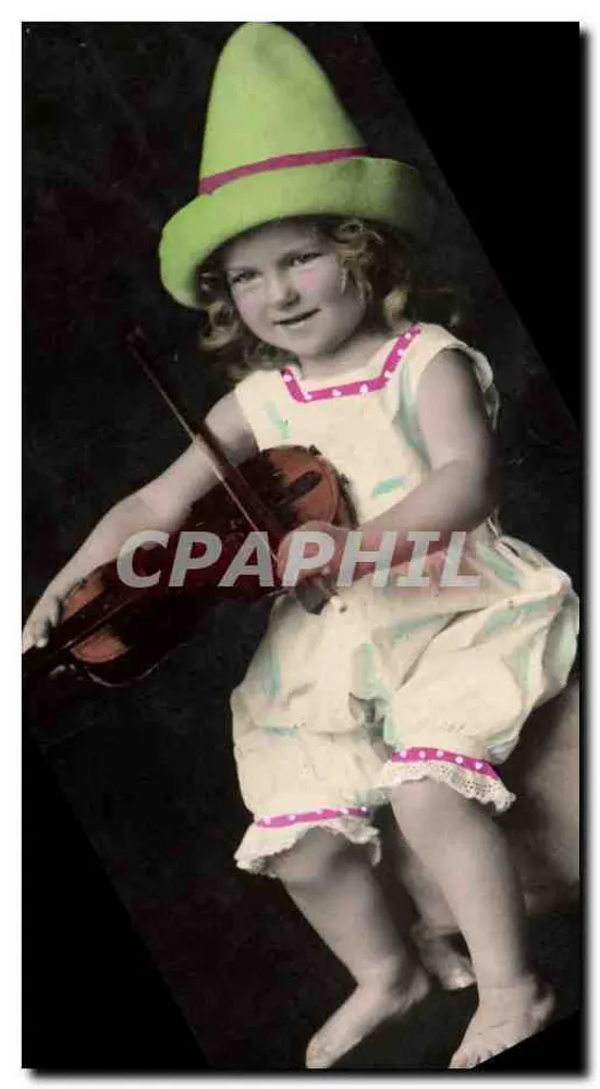 Menina pequena com chapéu verde tocando violino — editor desconhecido - Frente