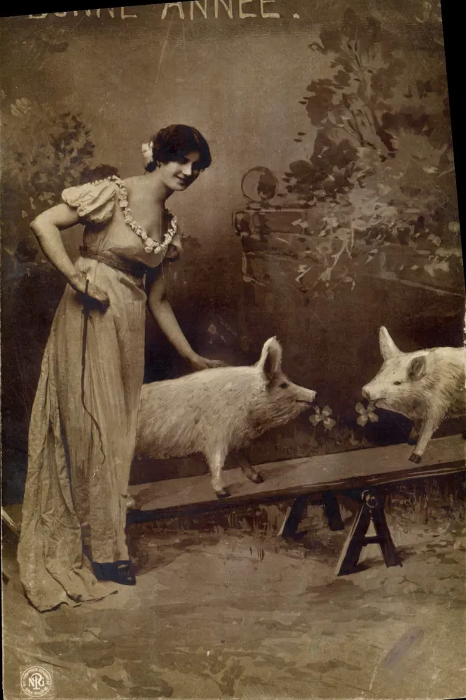 Frau mit zwei Schweinen auf einer Waage — Jahr 1904 — Oranotypie, Steglitz - Vorderseite