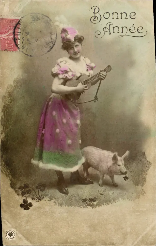 Frau im festlichen Kleid mit Schwein — Frohe Neujahr — Oranotypie, Steglitz 1904 - Vorderseite