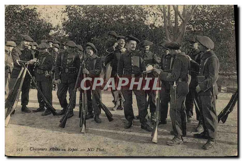 Chasseurs Alpins au Repos — soldats en tenue de campagne avec fusils, éditeur ND Phot. - Recto