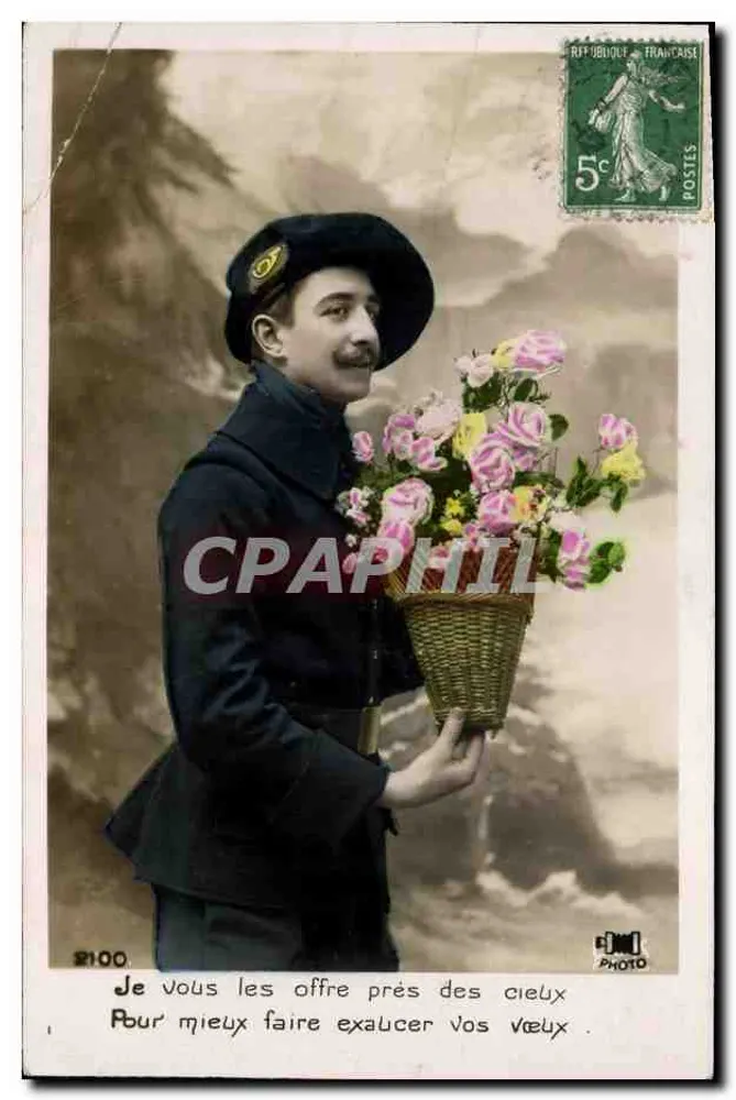 Soldado oferecendo um cesto de rosas — fototipia — Foto 100 - Frente