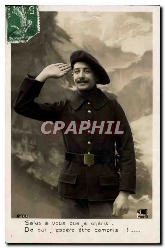 Soldado em uniforme cumprimentando — paisagem montanhosa — CDMO PHOTO - Frente